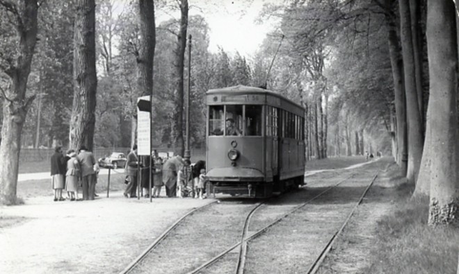 78 - Versailles. Tramway dans le parc du château, au Trianon. Photo Jacques Bazin. 26 Avril 1953.jpg