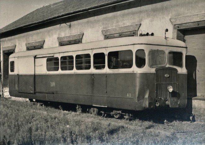 81 - Autorail A 3 Scf Verney ( vert et creme ) au depot de Castres --- 1957.jpg