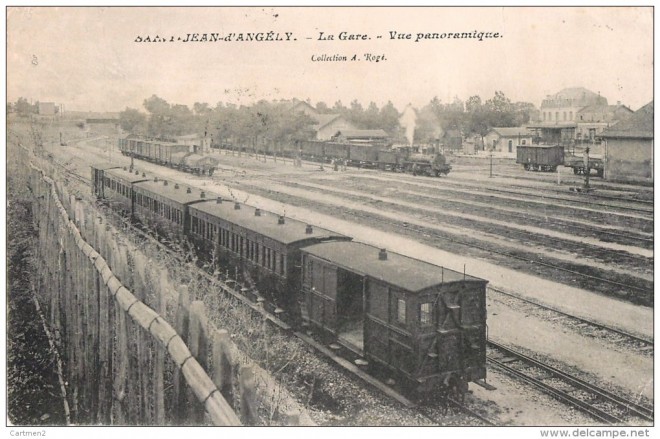 17 - SAINT-JEAN-D'ANGELY LA GARE VUE PANORAMIQUE.jpg