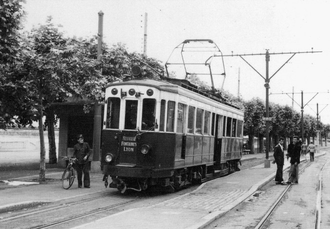 69 - Tramway, motrice n° 4 en gare - NEUVILLE SUR SAÔNE  - OTL -.jpg