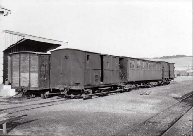 62 - Fourgon et voiture en gare - BONNINGUES - VFIL -  Photo J.Bazin 1953.jpg