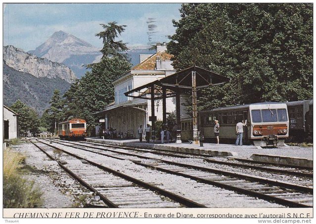 Chemin de fer de Provence - En gare de DIGNE , correspondance avec l'autorail S.N.C.F..jpg