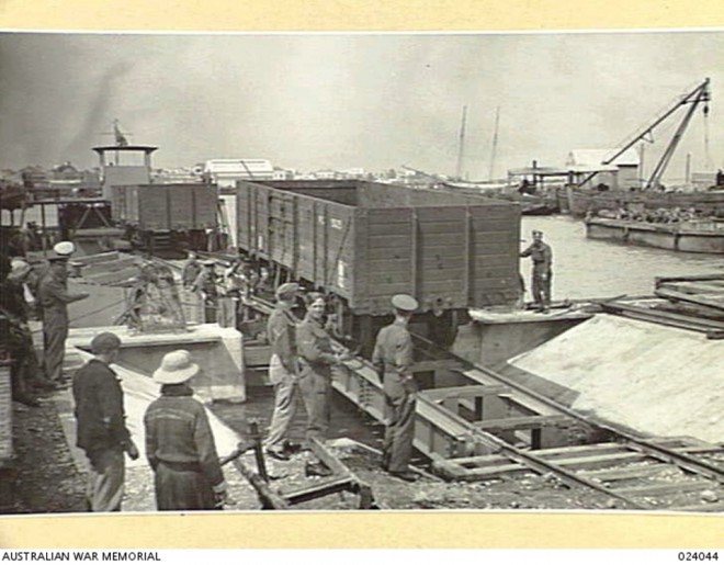 781 - Tripoli Déchargement wagon 04041942.JPG