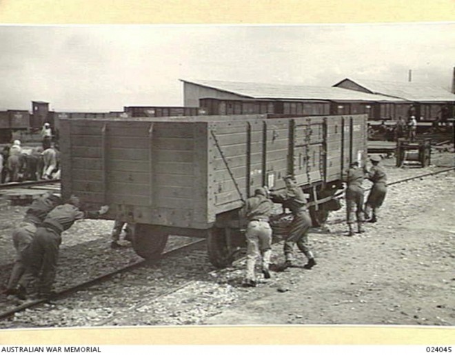 782 - Tripoli Déchargement wagon 04041942.JPG