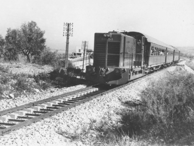 787 - tn_lb-beruit-tripoli-loco-passenger-train.jpg