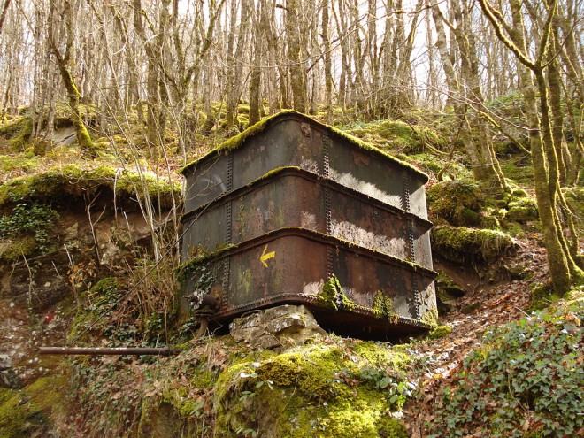 1024px-Viaduc_des_Rochers_Noirs_Réserve_d'eau_coté_Soursac.JPG