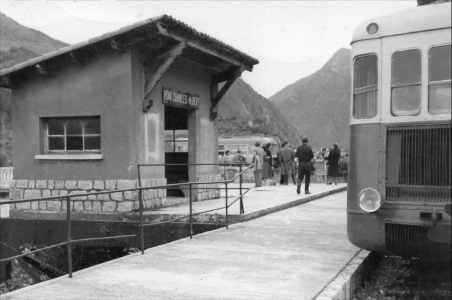 06 - SAINT MARTIN du VAR Photo Chemin de Fer de Provence. Autorail en Gare du PONT CHARLES ALBERT.jpg