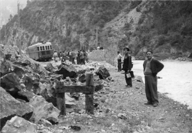 06 - Vallée du VAR Autorail des Chemins de Fer de Provence bloqué par un éboulement..jpg