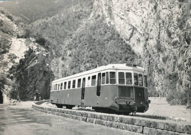 06 - Transbordement a la Tinee suite a un eboulement ( renault ZZ 5 ) --- 14.6.1957.jpg