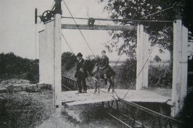 lartigue_monorail_lartigue_monorail_road_bridge.jpg