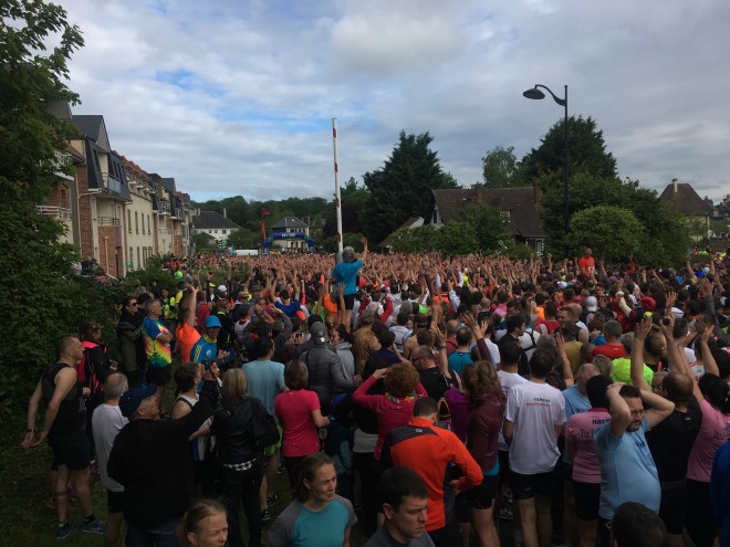 Saint-Valery est envahi par les 6500 coureurs.JPG
