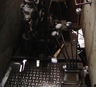 A150D 213  pÃ©dalier-leviers de vitesse.jpg
