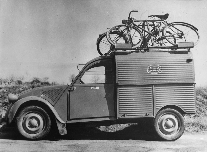 2CV et vélos PTT.jpg