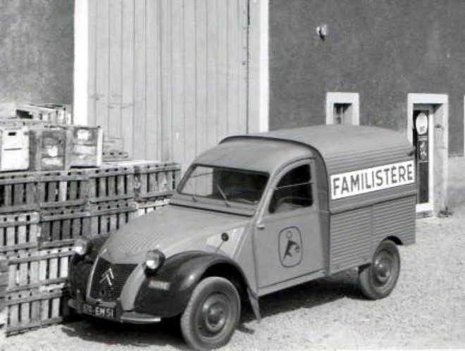 2CV AZU Familistère.jpg