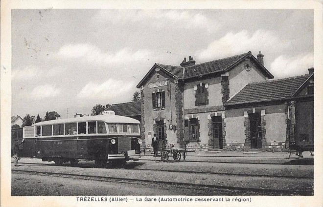 03 - Trézelles , automotrice la gare.jpg