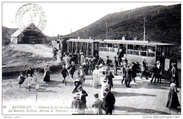 63 Le Train de Clermont-Fd au Sommet du Puy-de-Dôme - Arrivée au Sommet à 1465 m - La Gare.jpg