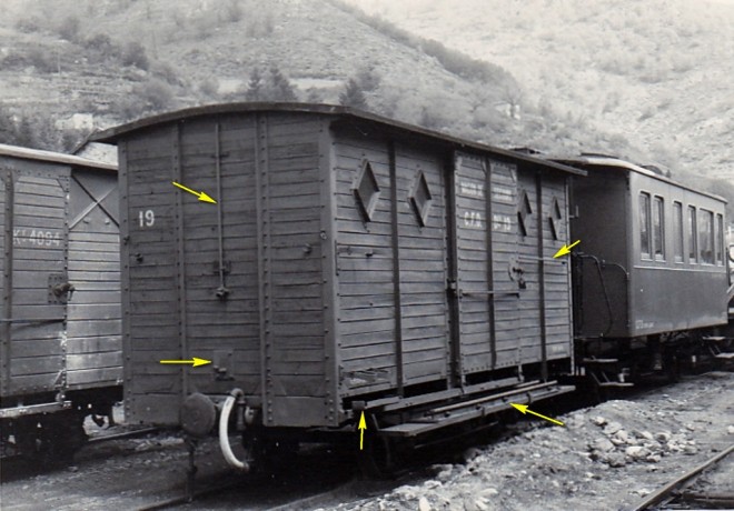 07 - Wagon de secours N°19 et K 4094 avec Voiture Cantonnement avec passerelle du Train Grue dans les années 60.jpg