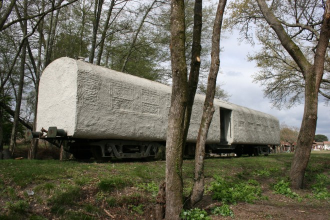 Voiture Bruhat bétonnée.jpg