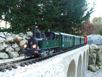 Copie de La 030T n°51 avec un train spécial pour Argentat, bien achalandé ce dimanche là, passe le viaduc de la Sumène avant d'arriver à Ferrières d'Aunis..jpg