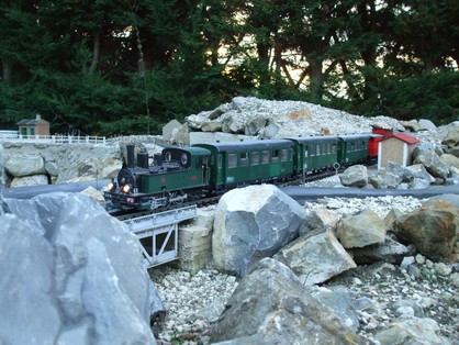 La 030T n°51 en tête d'un des nombreux trains spéciaux affété fait halte à l'arret de Mrilhoux, sur le chemin du retour à Argentat..jpg