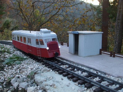 L'autorail pour Sablonnières fait halte à l'arrêt de Millevaches, situé au mileu de nule part..jpg