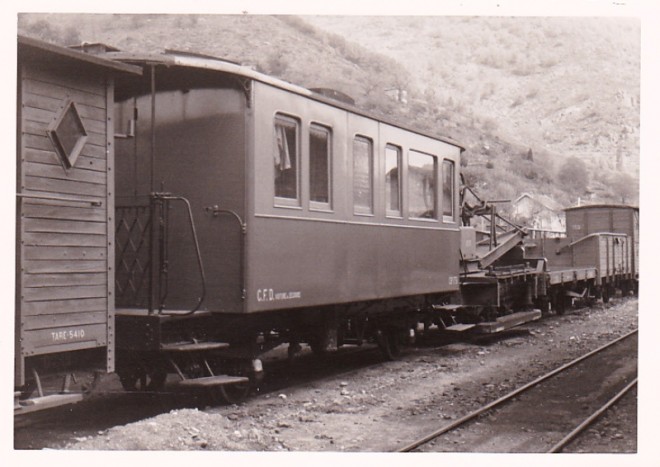 07 - Wagon de secours N°19 avec Voiture Cantonnement avec passerelle du Train Grue.jpg
