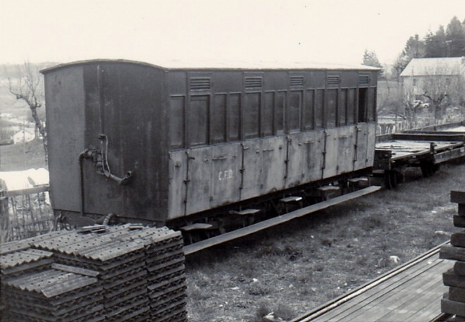 07 - CFD Wagon Plat et Voiture Voyageurs Stock d'éclisses rails traverses en 1966.jpg