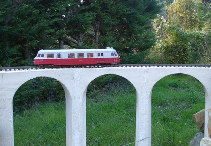 Un autorail A150D sur le viaduc de La Rhue,dans la boucle de Millevaches, poursuit son ascension vers Cergloux.jpg