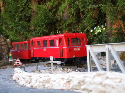 L'autorail X2501 et sa remorque arrivent à Château-Larivière..jpg