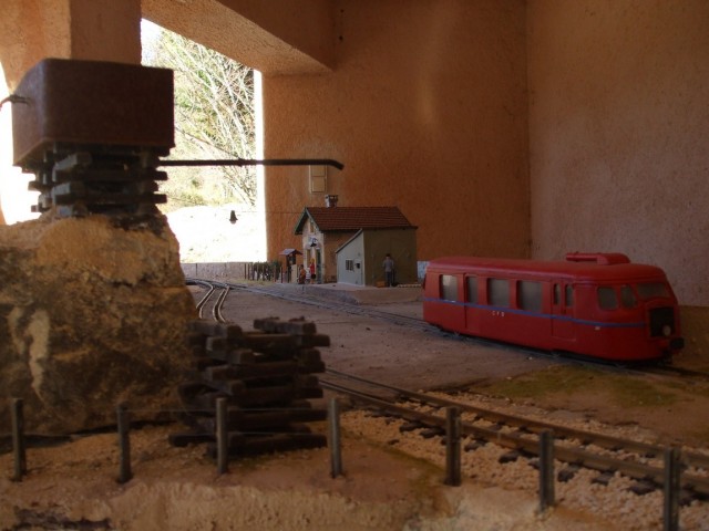 La halte de Cergloux et la cuve à eau rustique qui sert à abreuver es aprés la dure rampe de la boucle de Millevaches, avec des pics à 29 pour 1000.jpg