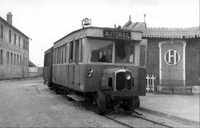 25 - L'autorail Pontarlier-Mouthe dans les rues de Pontarlier en 1949.jpg