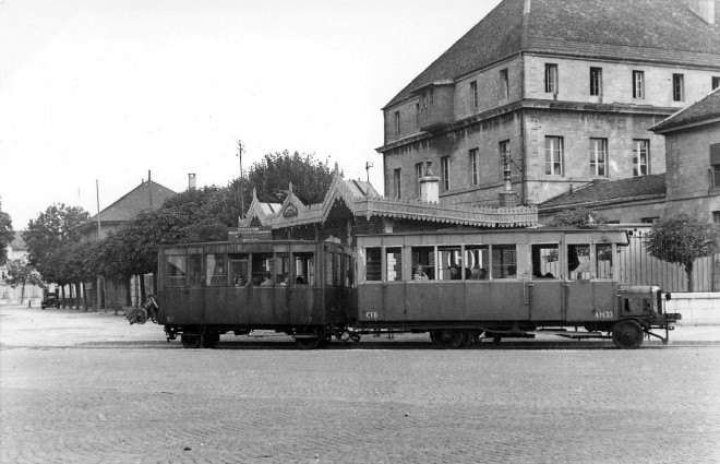 25 - L'autorail Pontarlier-Mouthe dans les rues de Pontarlier en 1949 2.jpg