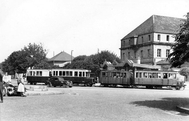 25 - L'autorail Pontarlier-Mouthe dans les rues de Pontarlier en 1949 3.jpg