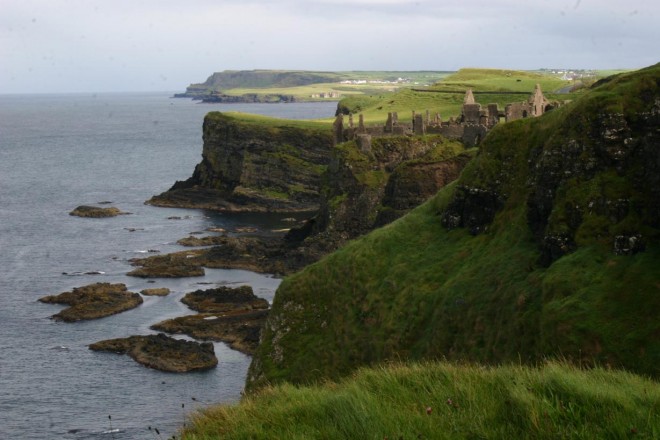 Causeway Coast (7) - Château de Dunluce et chaussée des Géants au fond.jpg