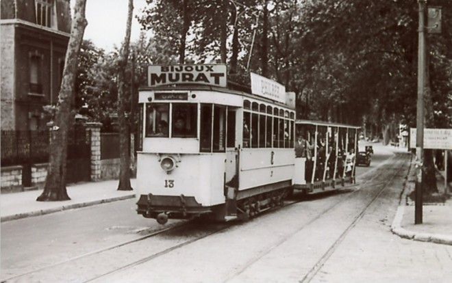 77 - Fontainebleau - Avon. Tramway. Arrêt Lorraine (Place Orloff). Cliché Jacques Bazin. 19 juillet 1953.jpg
