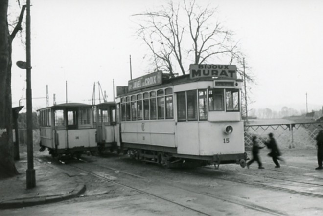 77 - Fontainebleau. Tramway. Gare de Fontainebleau-Avon. Cliché Jacques Bazin. 26 décembre 1953.jpg