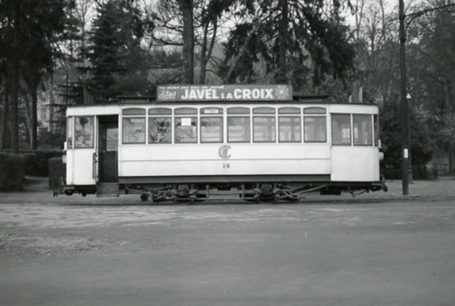 77 - Fontainebleau. Tramway. Gare de Fontainebleau-Avon 2. Cliché Jacques Bazin. 26 décembre 1953.jpg
