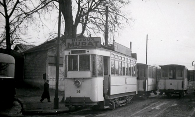 77 - Tramway. Gare de Fontainebleau-Avon. Photo Jacques Bazin. 11 novembre 1950.jpg