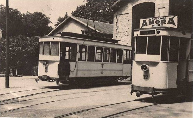 77 - Tramways de Fontainebleau au dépôt.jpg