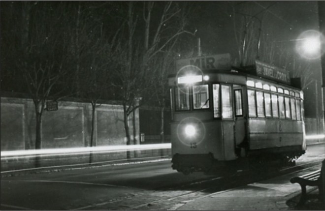 77 - Fontainebleau. Le tout dernier tramway avant suppresion au départ de la place Denecourt. Photo Jacques Bazin. 31-12-1953.jpg