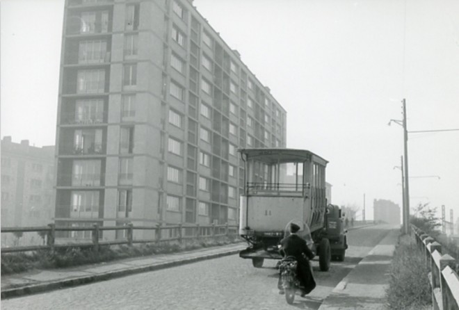 94 - Ancienne remorque des tramways de Fontainebleau garée à Maisons-Alfort 3. Photo Jacques Bazin. 26 octobre 1957.jpg