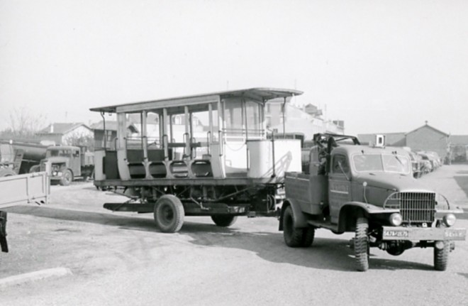 94 - Ancienne remorque des tramways de Fontainebleau garée à Maisons-Alfort. Photo Jacques Bazin. 26 octobre 1957.jpg