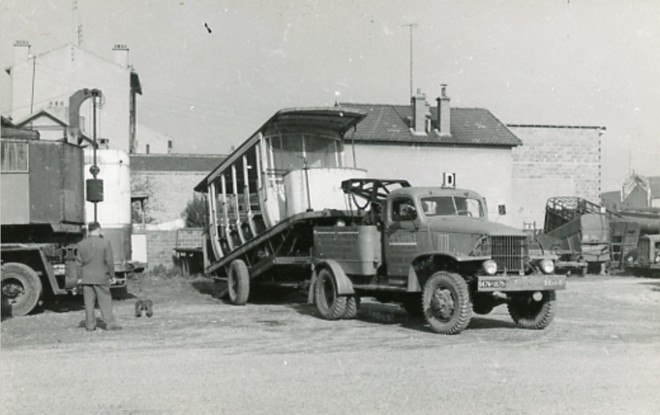 94 - Ancienne remorque des tramways garée à Maisons-Alfort. Photo Jacques Bazin. 26 octobre 1957.jpg