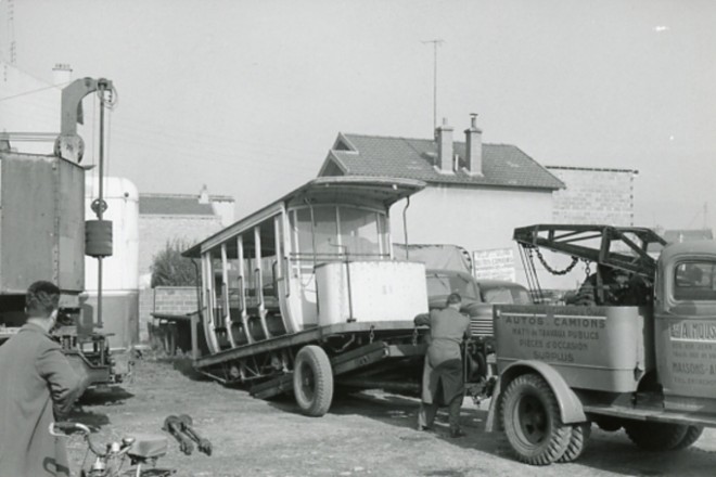 94 - Ancienne remorque des tramways de Fontainebleau garée à Maisons-Alfort 2. Photo Jacques Bazin. 26 octobre 1957.jpg