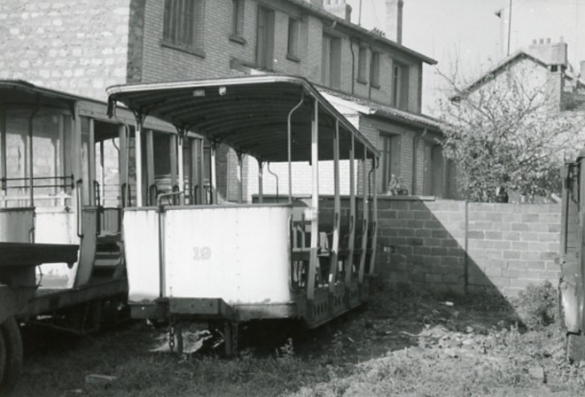 94 - Ancienne remorque des tramways de Fontainebleau garée à Maisons-Alfort 4. Photo Jacques Bazin. 26 octobre 1957.jpg