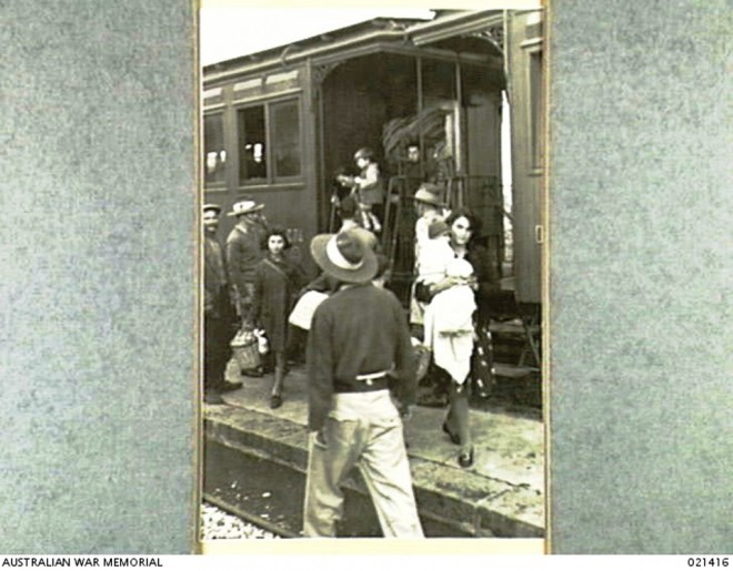 888 -  Réfugiés Grecs arrivant à Aley dans un camp australien 10111941.JPG