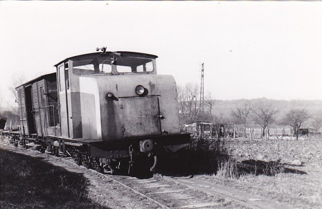 1 locotracteur se dirige vers la gare de Montereau.jpg