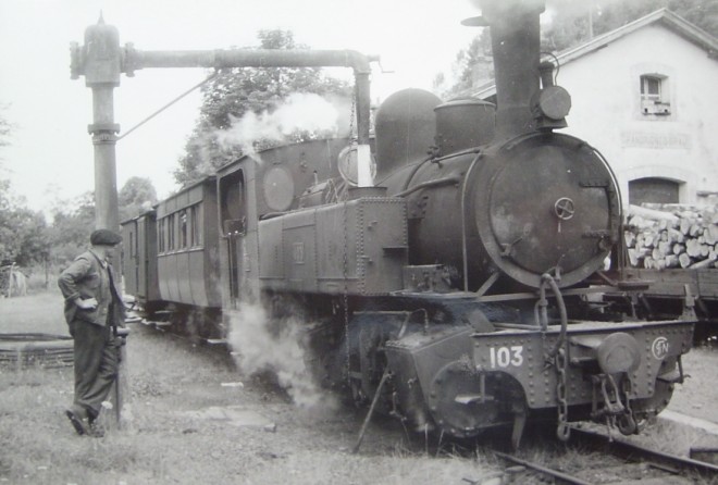 19 - P.O.C chemin de fer de Corréze locomotive 103 en gare de Pandrignes St Paul ligne Uzerches à Argentat année 1961.jpg