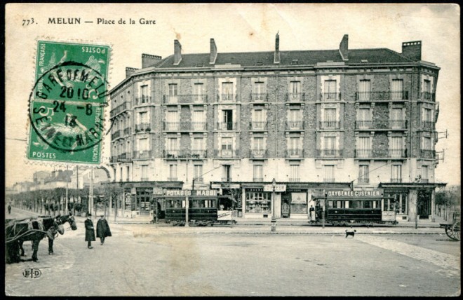 77 - Melun - Place de la Gare - Tramways de ville.jpg