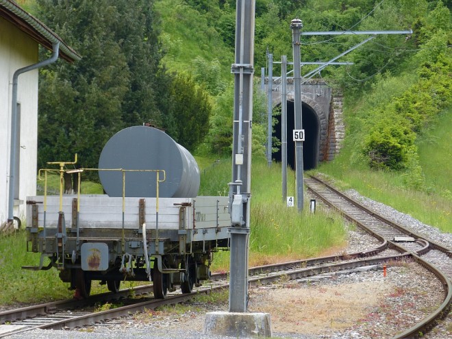 Gare_des_Brenets_wagon_et_citerne.jpg